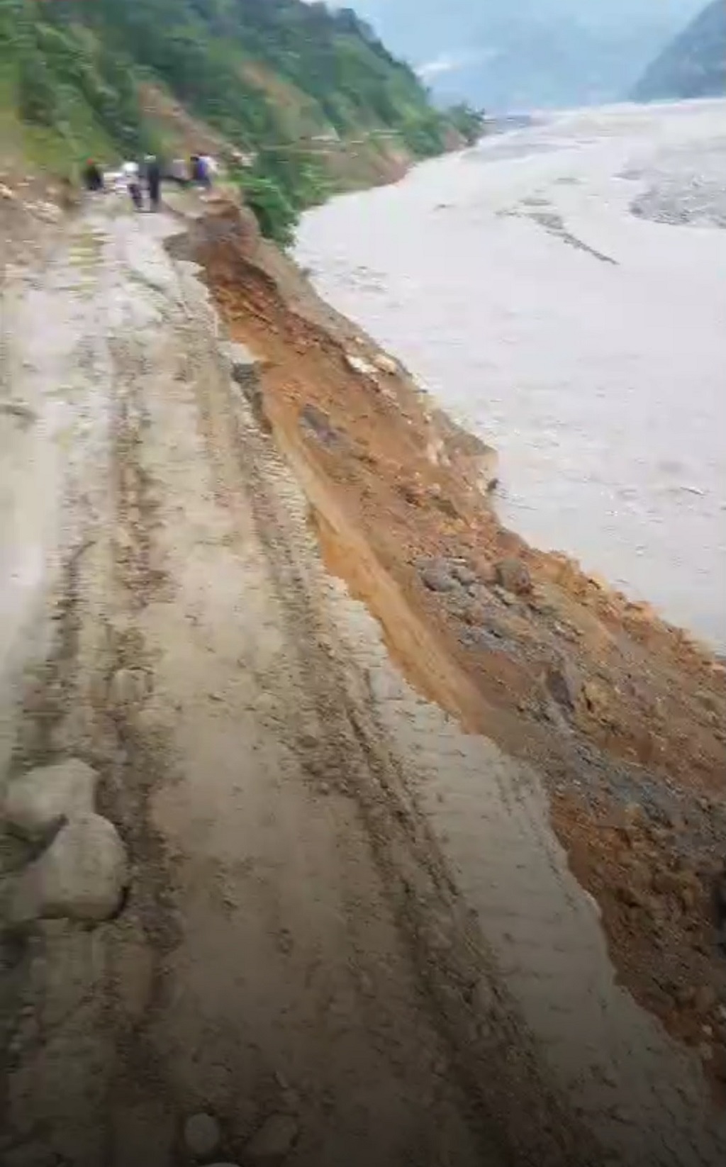 हेलम्बु राजमार्ग अवरुद्ध